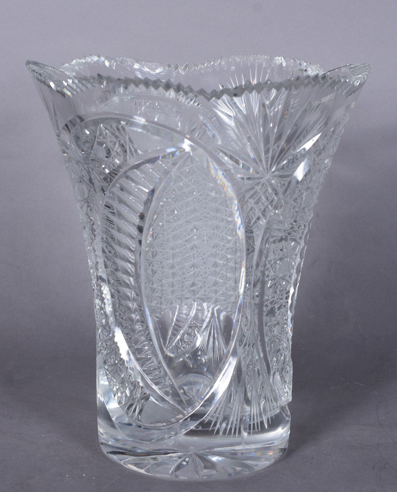Vaso de cristal lapidado, borda dentada. Com alguns lascados. - foto 1 de 8