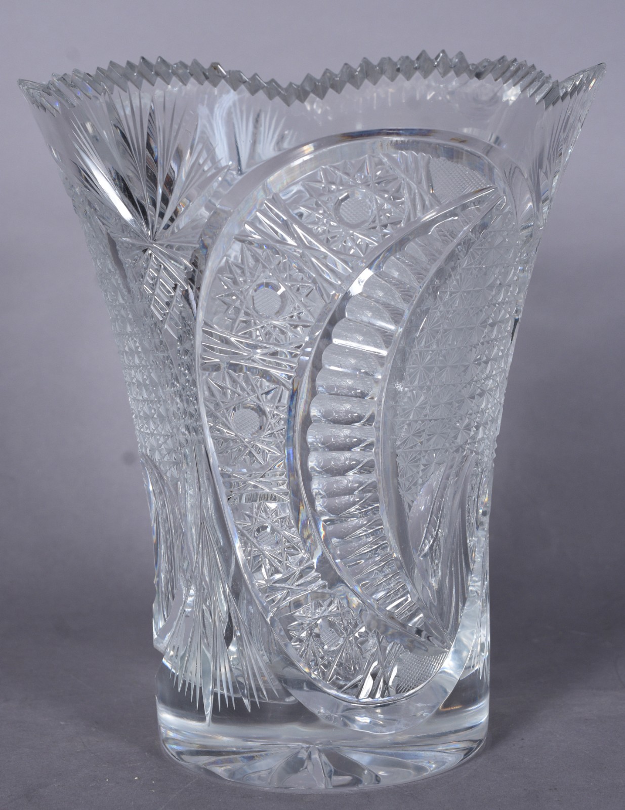 Vaso de cristal lapidado, borda dentada. Com alguns lascados. - foto 2 de 8