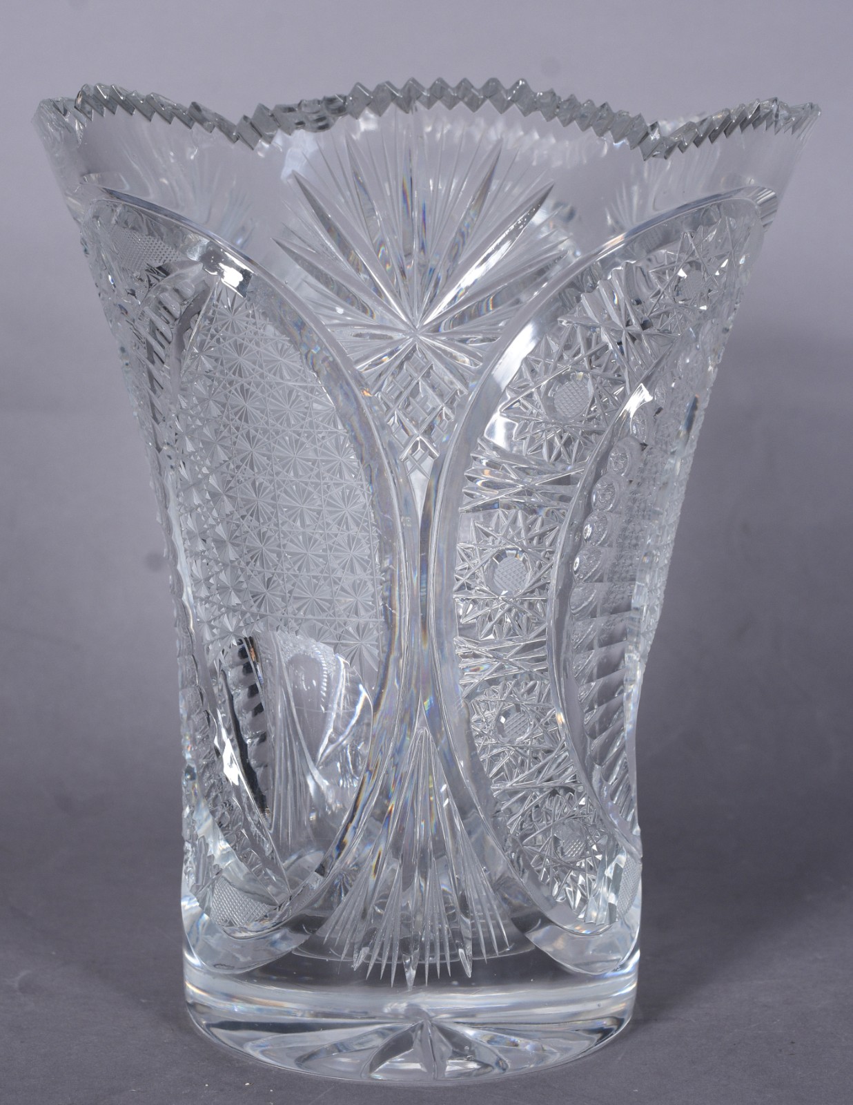 Vaso de cristal lapidado, borda dentada. Com alguns lascados. - foto 3 de 8