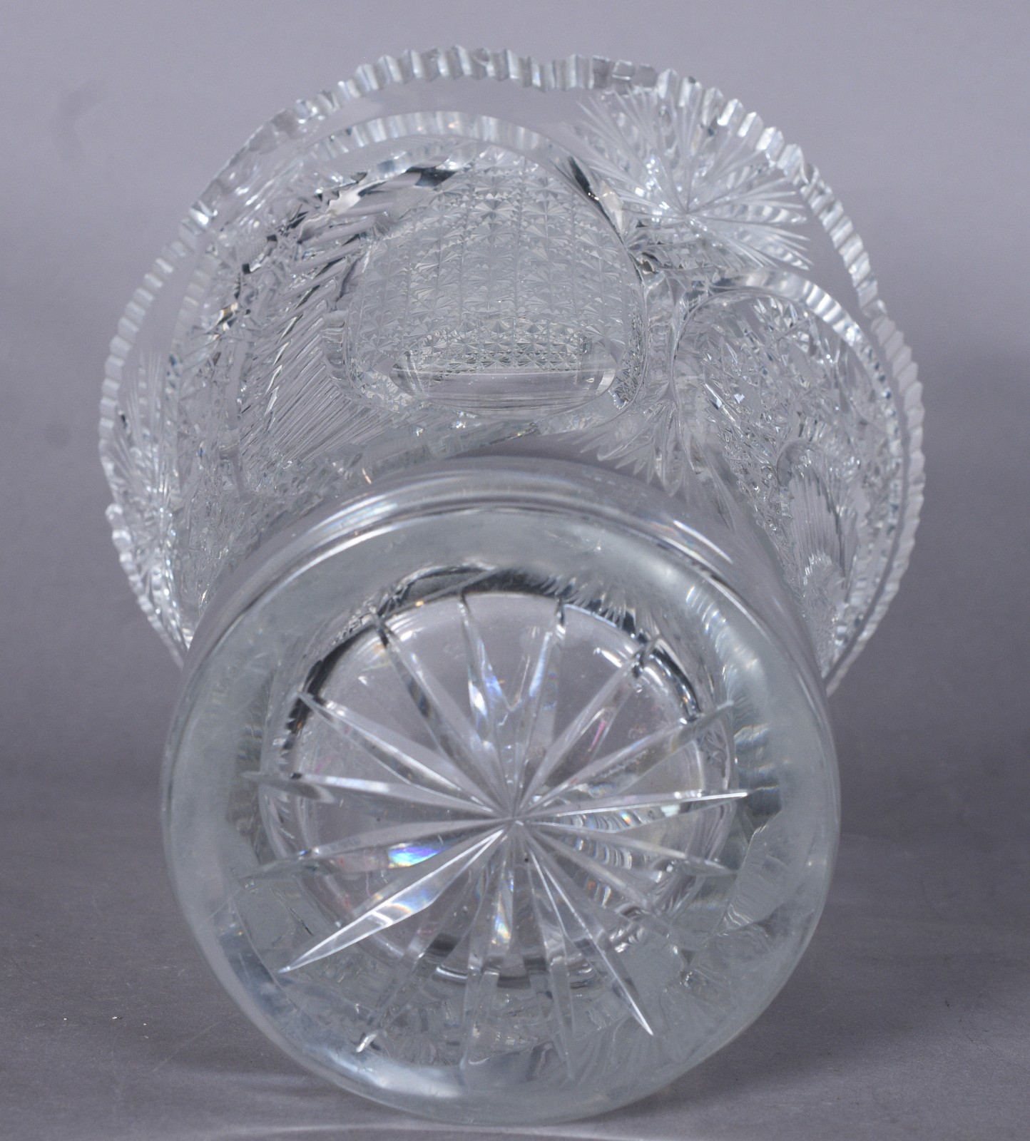 Vaso de cristal lapidado, borda dentada. Com alguns lascados. - foto 4 de 8