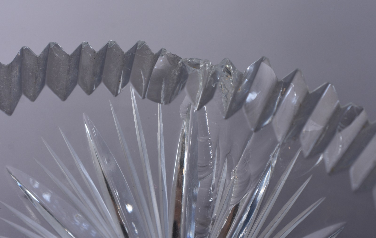 Vaso de cristal lapidado, borda dentada. Com alguns lascados. - foto 5 de 8