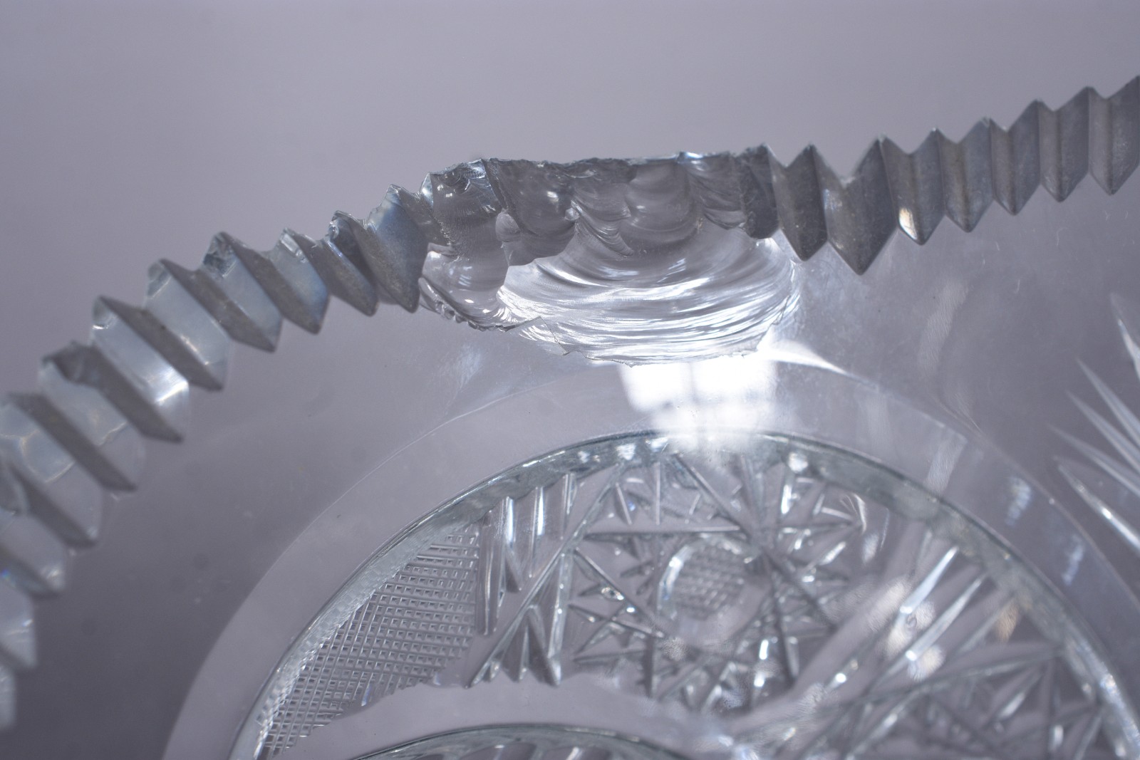 Vaso de cristal lapidado, borda dentada. Com alguns lascados. - foto 8 de 8