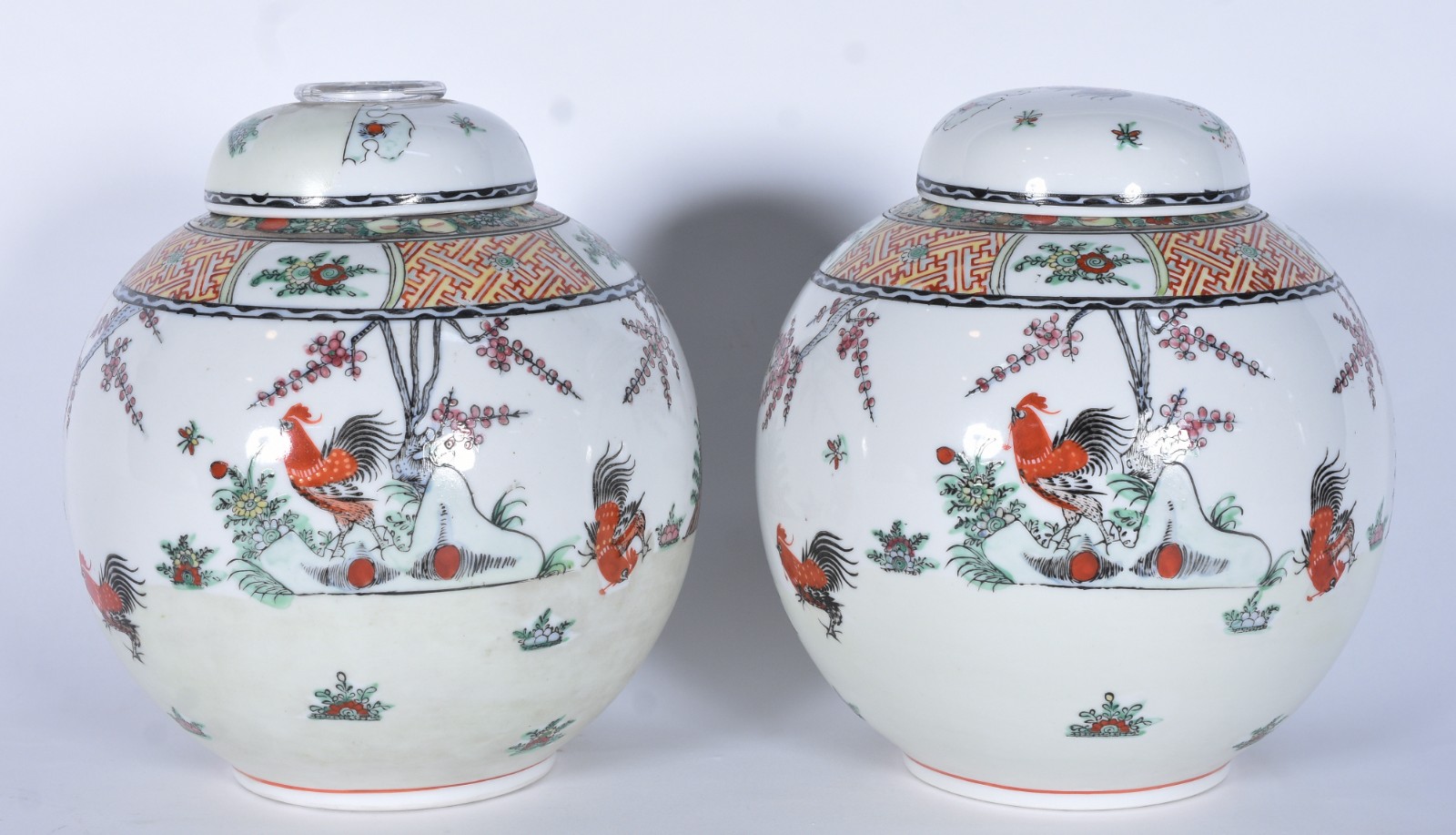 Par de potiches de porcelana oriental decorados com galos e flores em... - foto 1 de 8