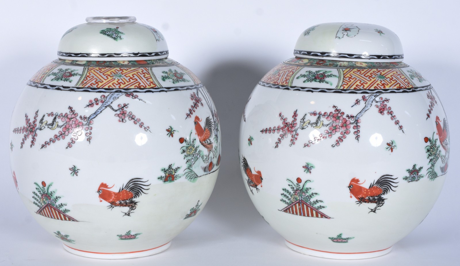 Par de potiches de porcelana oriental decorados com galos e flores em... - foto 2 de 8