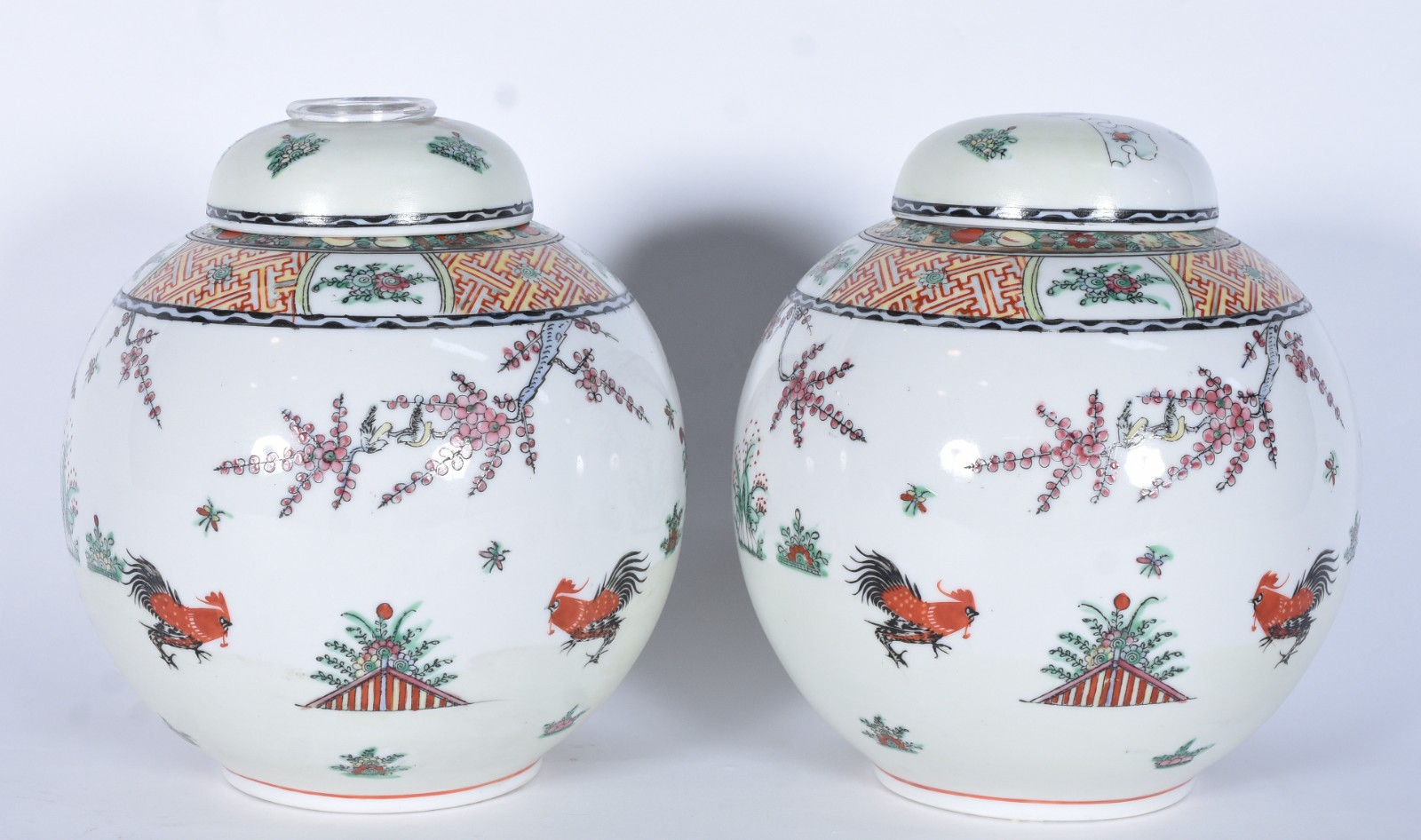 Par de potiches de porcelana oriental decorados com galos e flores em... - foto 3 de 8