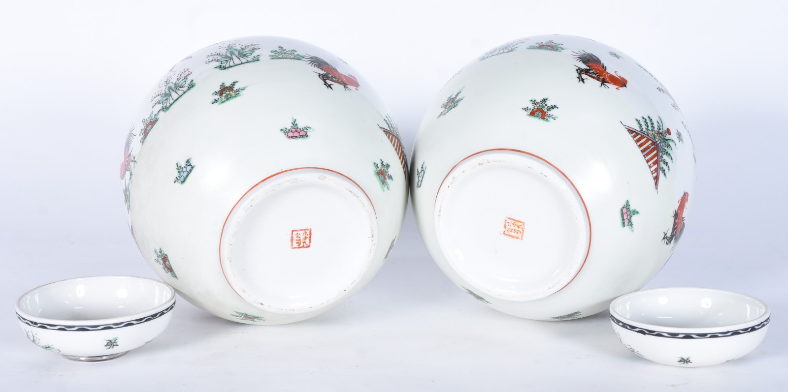 Par de potiches de porcelana oriental decorados com galos e flores em... - foto 4 de 8