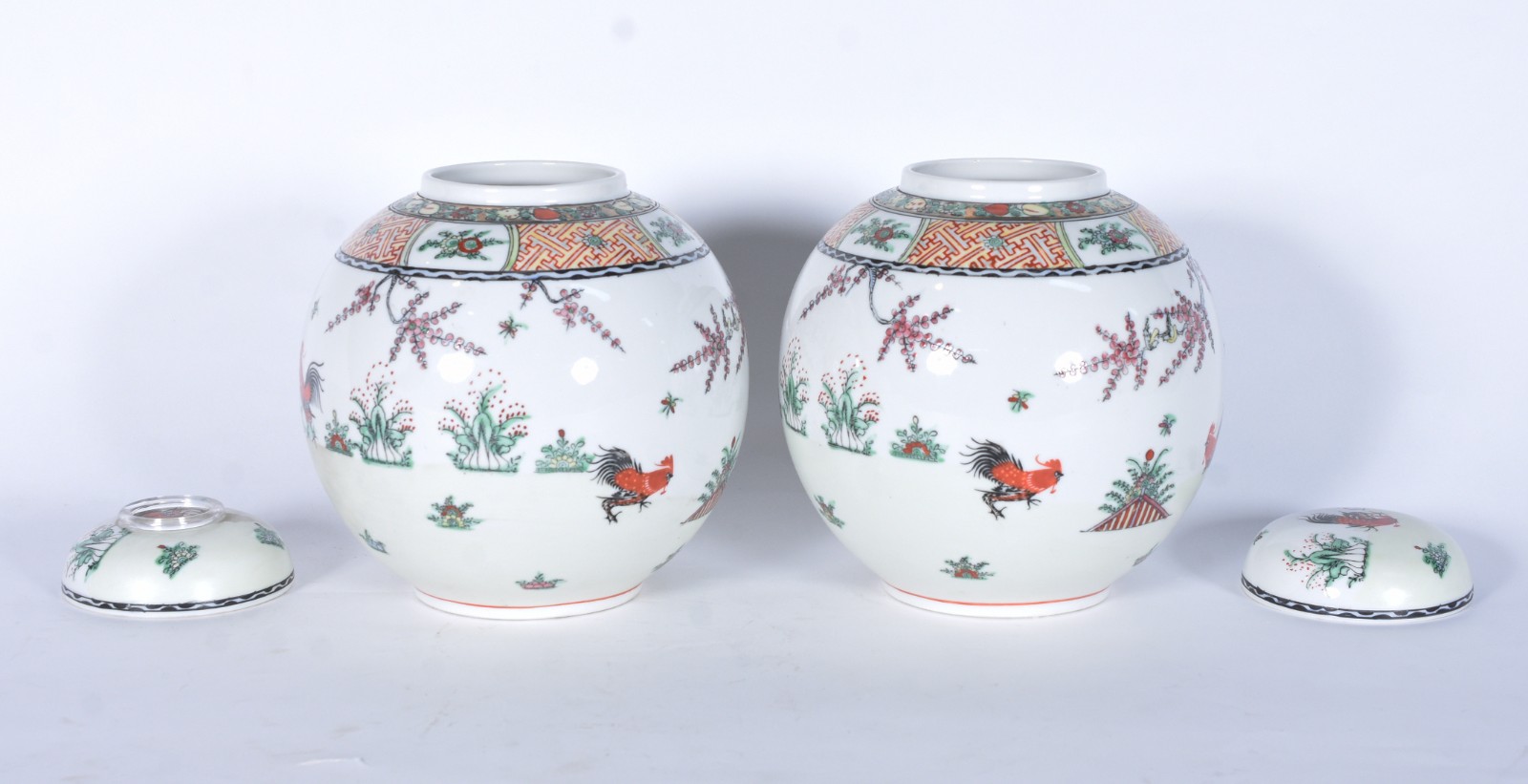 Par de potiches de porcelana oriental decorados com galos e flores em... - foto 6 de 8