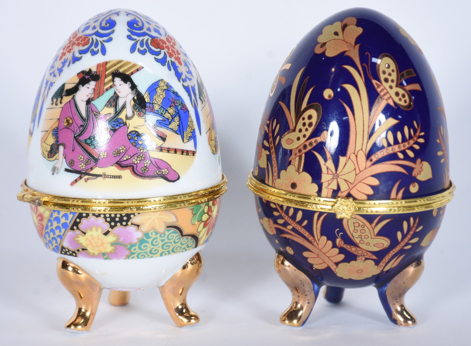 Dois porta jóias de porcelana na forma de ovos em policromia e... - foto 1 de 4