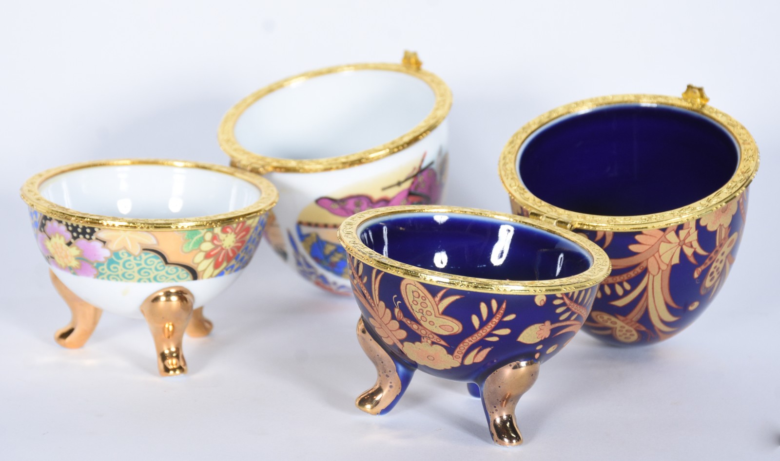 Dois porta jóias de porcelana na forma de ovos em policromia e... - foto 3 de 4