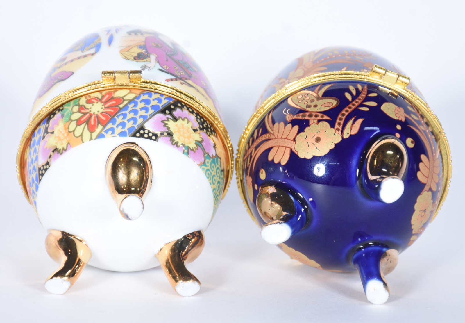 Dois porta jóias de porcelana na forma de ovos em policromia e... - foto 4 de 4