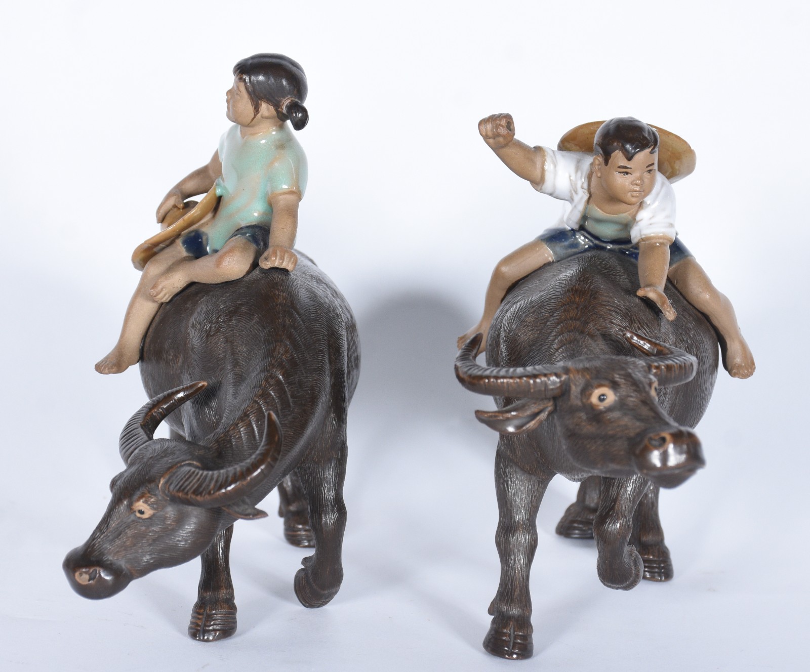 Duas esculturas de porcelana oriental representando figuras montadas... - foto 1 de 7