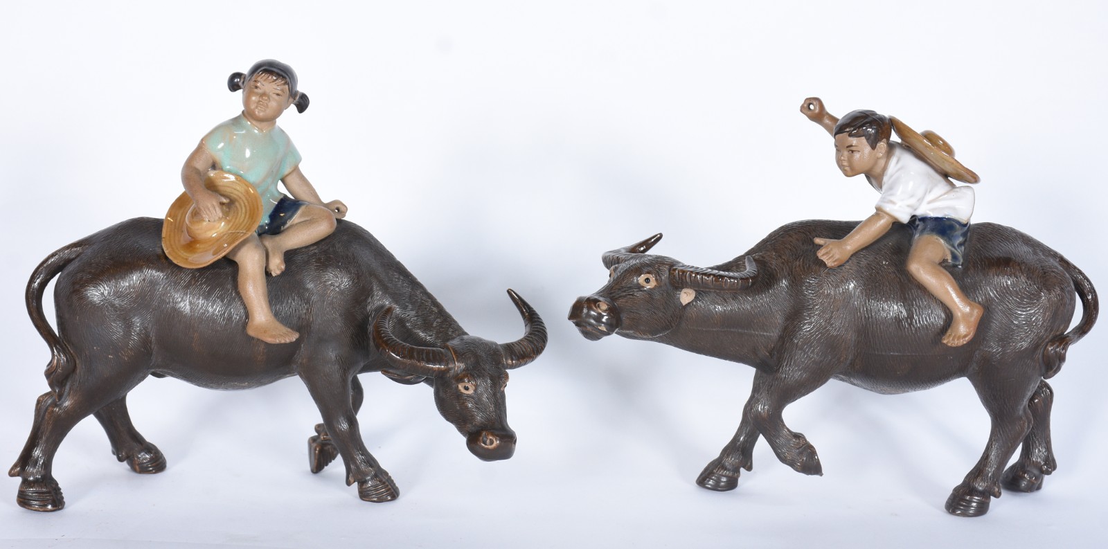 Duas esculturas de porcelana oriental representando figuras montadas... - foto 2 de 7