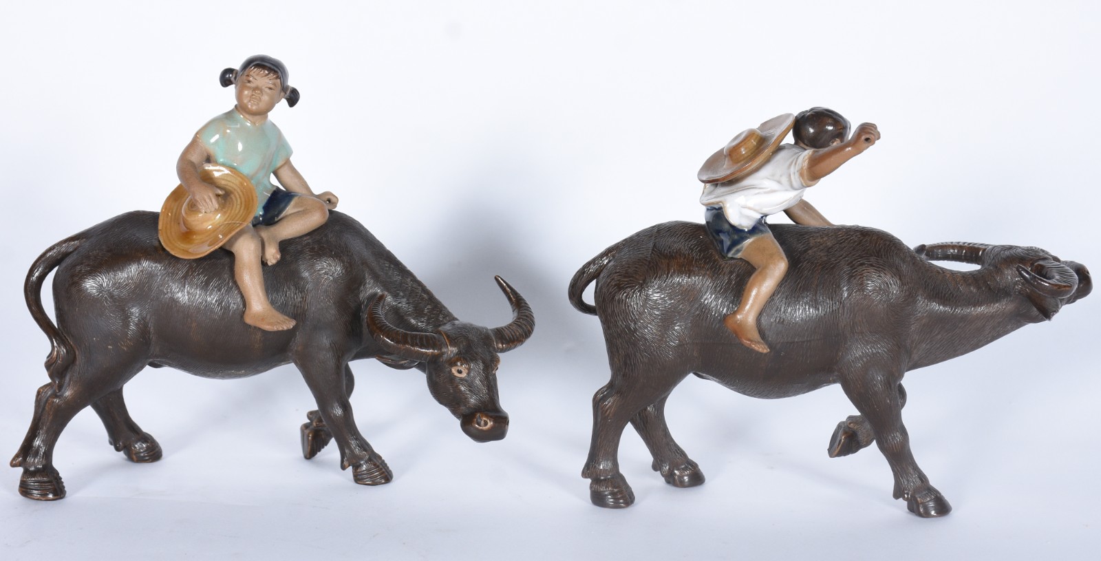 Duas esculturas de porcelana oriental representando figuras montadas... - foto 3 de 7