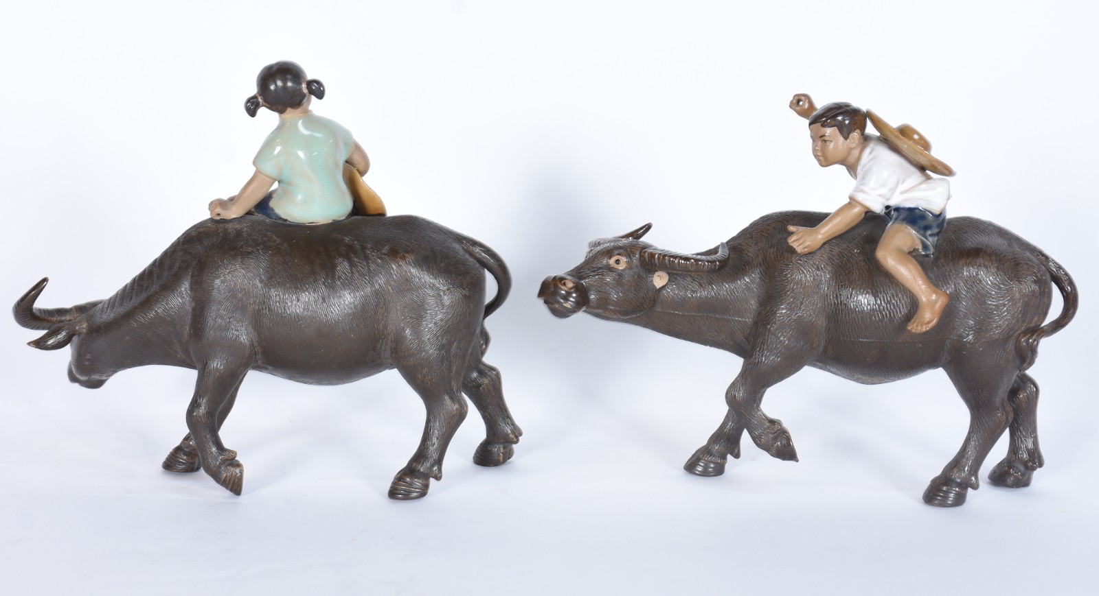Duas esculturas de porcelana oriental representando figuras montadas... - foto 4 de 7