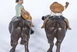 Duas esculturas de porcelana oriental represent... - Duas esculturas de porcelana oriental representando figuras montadas em "boi".
