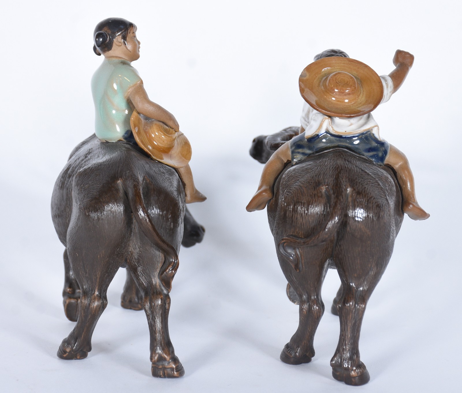 Duas esculturas de porcelana oriental representando figuras montadas... - foto 5 de 7