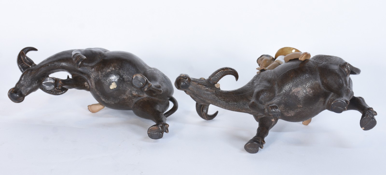 Duas esculturas de porcelana oriental representando figuras montadas... - foto 6 de 7