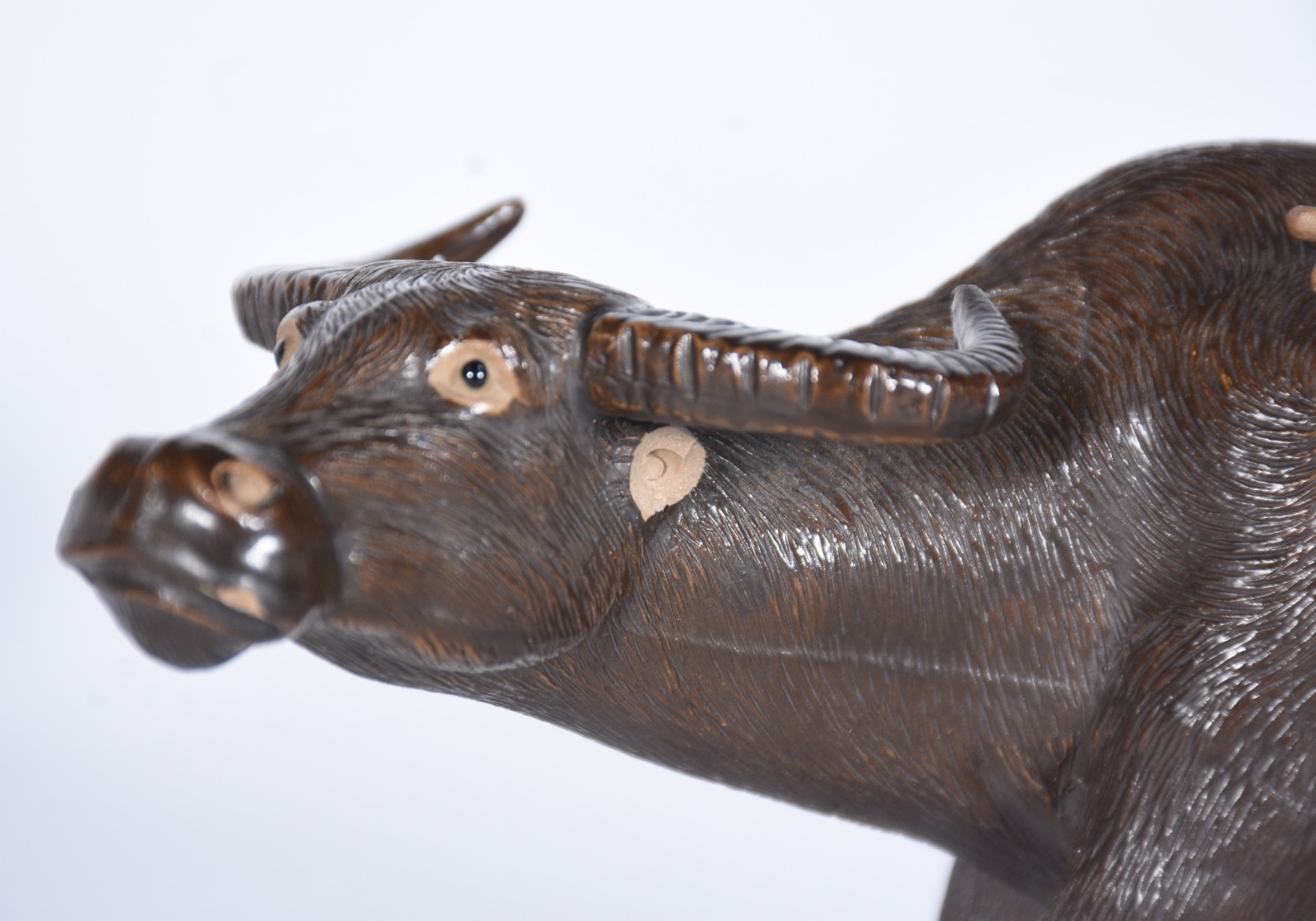 Duas esculturas de porcelana oriental representando figuras montadas... - foto 7 de 7
