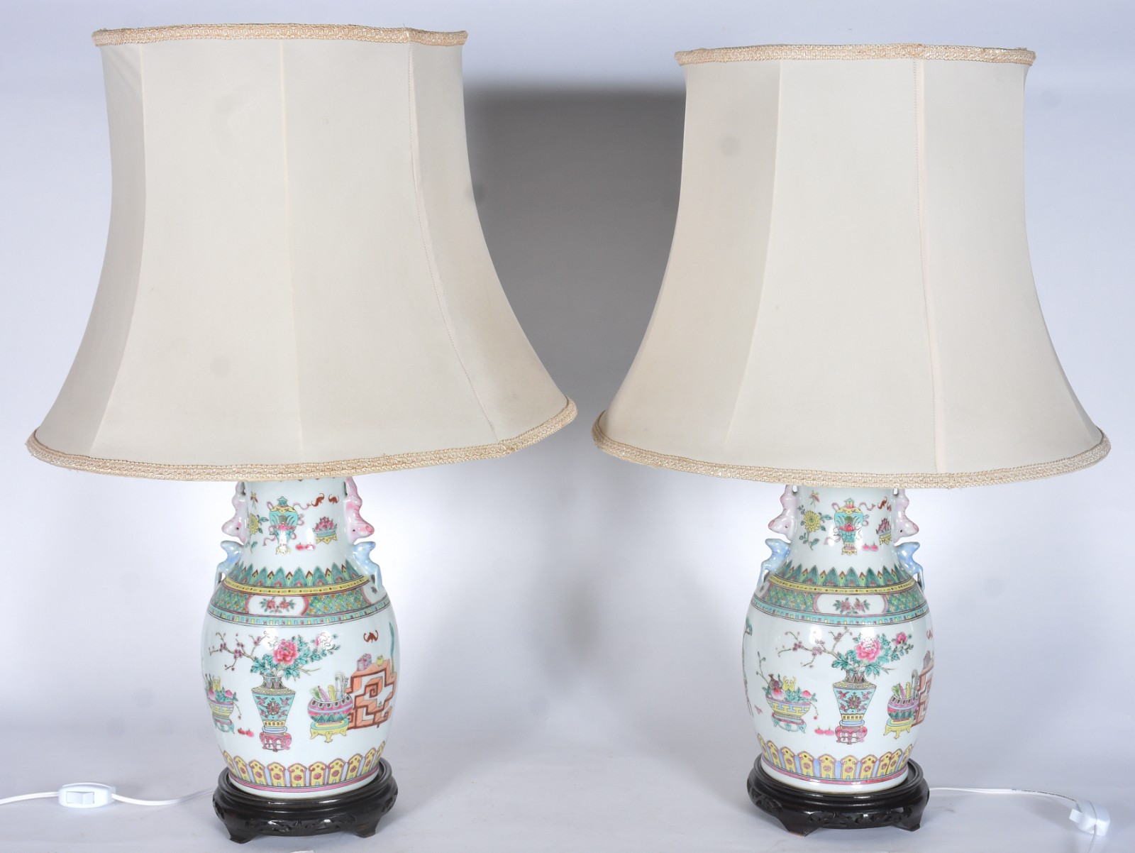 Par de abatjoures de porcelana oriental decorados com vasos e flores... - foto 1 de 5