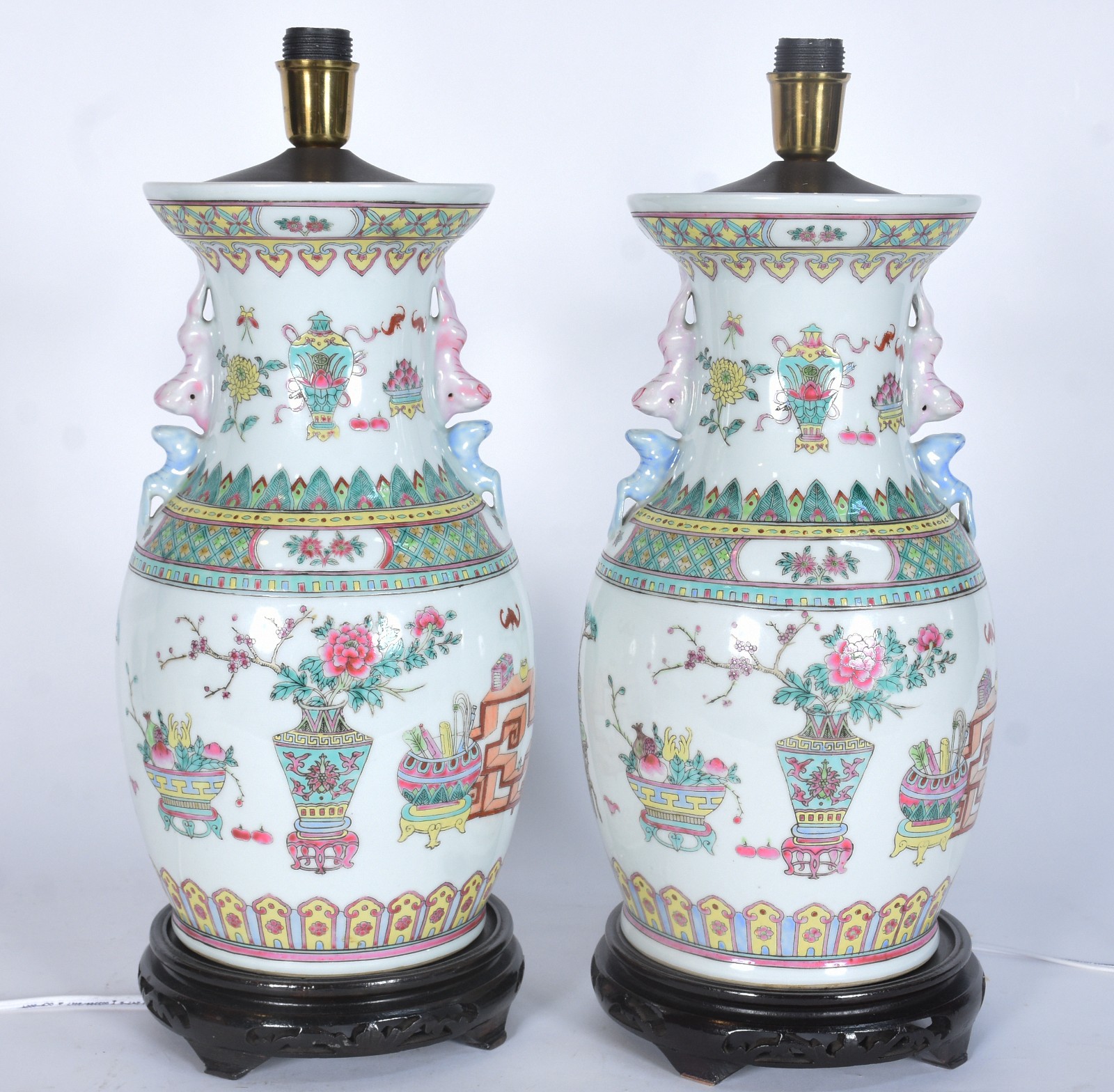 Par de abatjoures de porcelana oriental decorados com vasos e flores... - foto 2 de 5