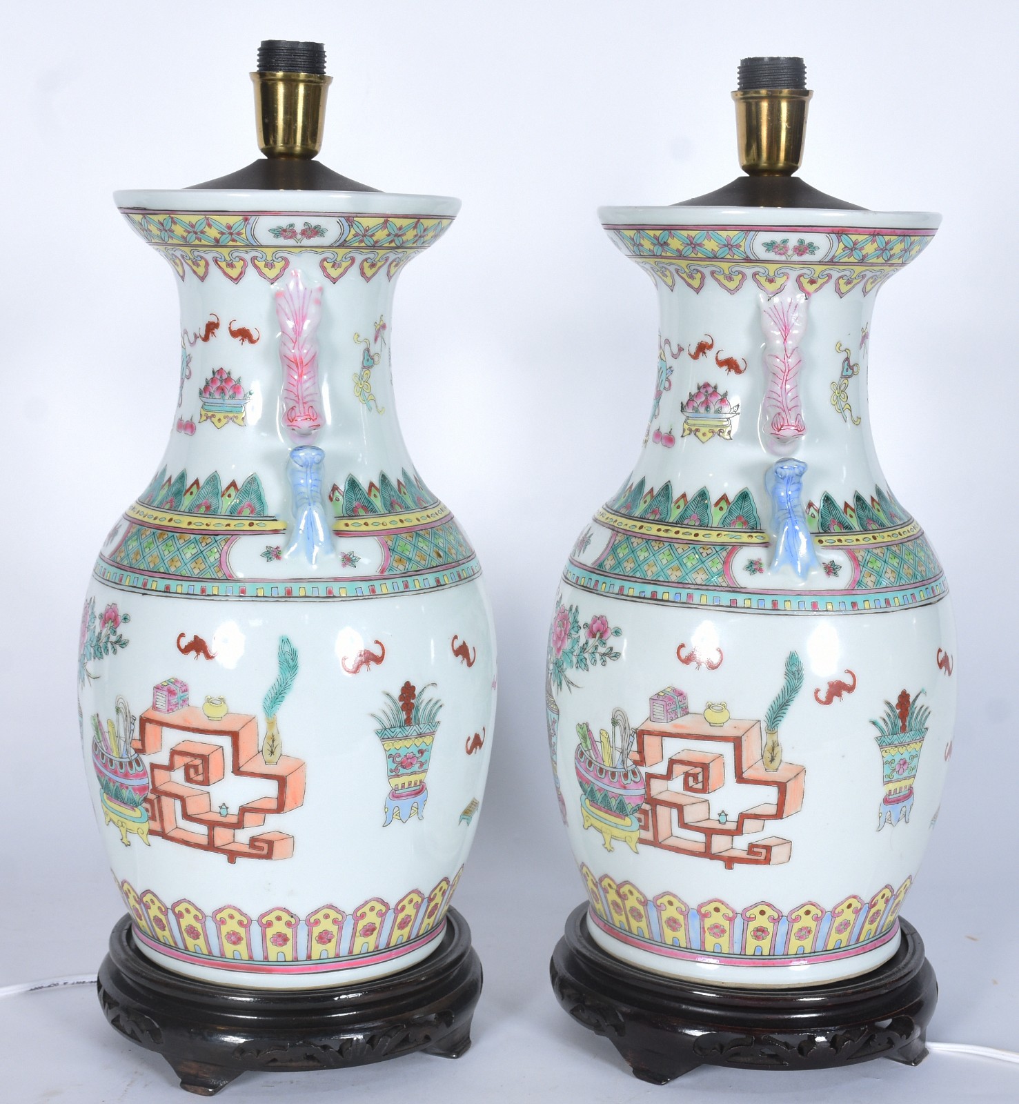 Par de abatjoures de porcelana oriental decorados com vasos e flores... - foto 3 de 5