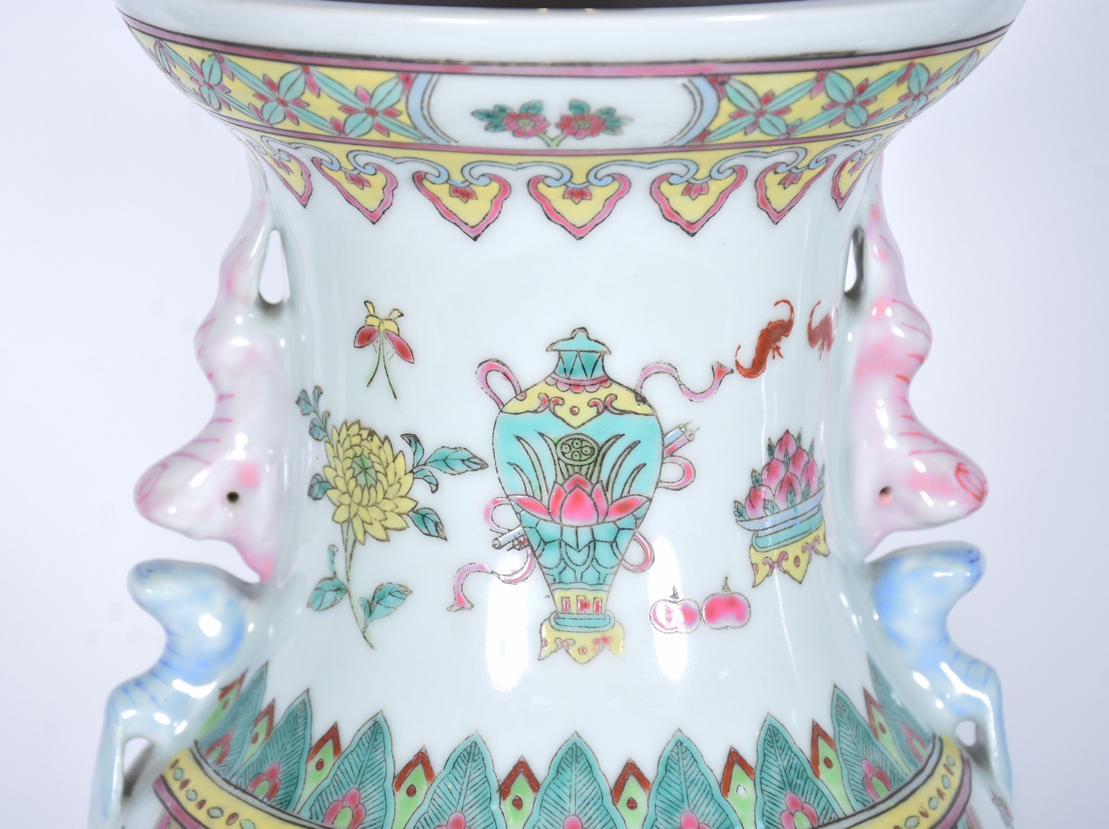 Par de abatjoures de porcelana oriental decorados com vasos e flores... - foto 4 de 5