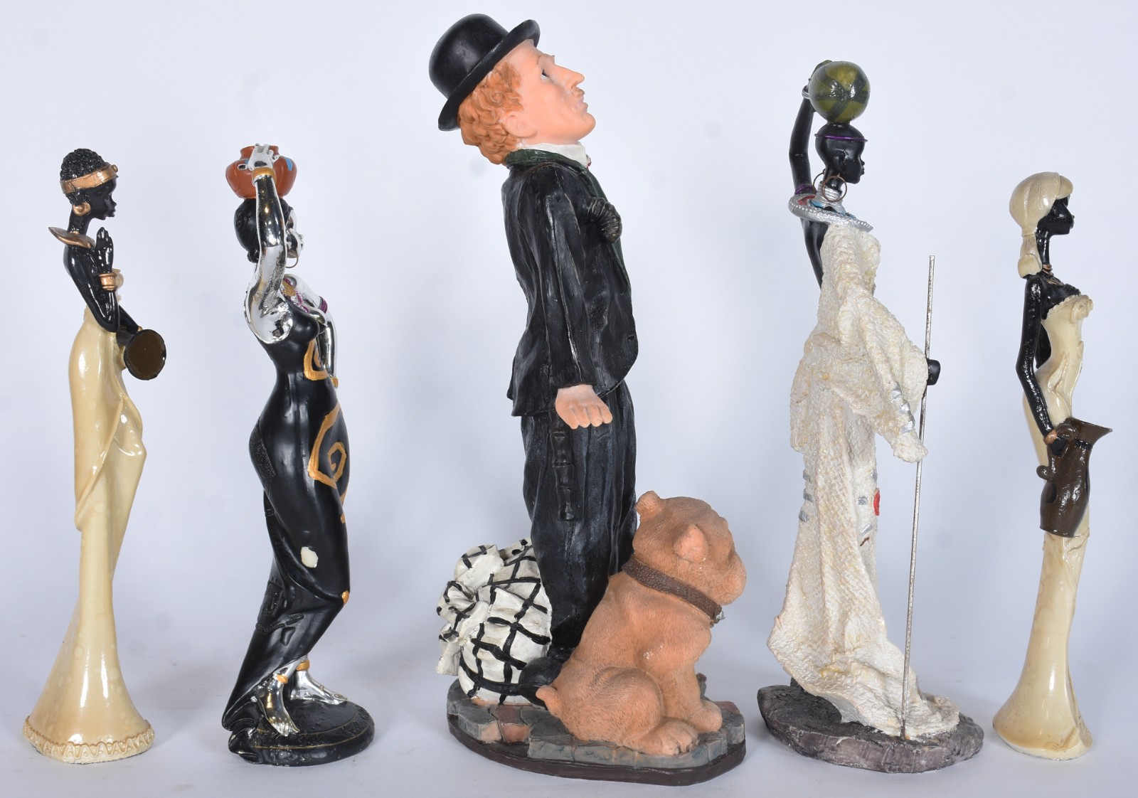 Quatro esculturas diversas de resina representando Charles Chaplin e... - foto 2 de 5