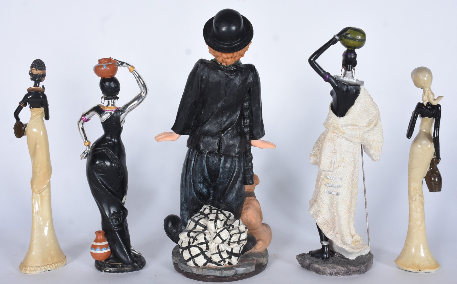 Quatro esculturas diversas de resina representando Charles Chaplin e... - foto 3 de 5