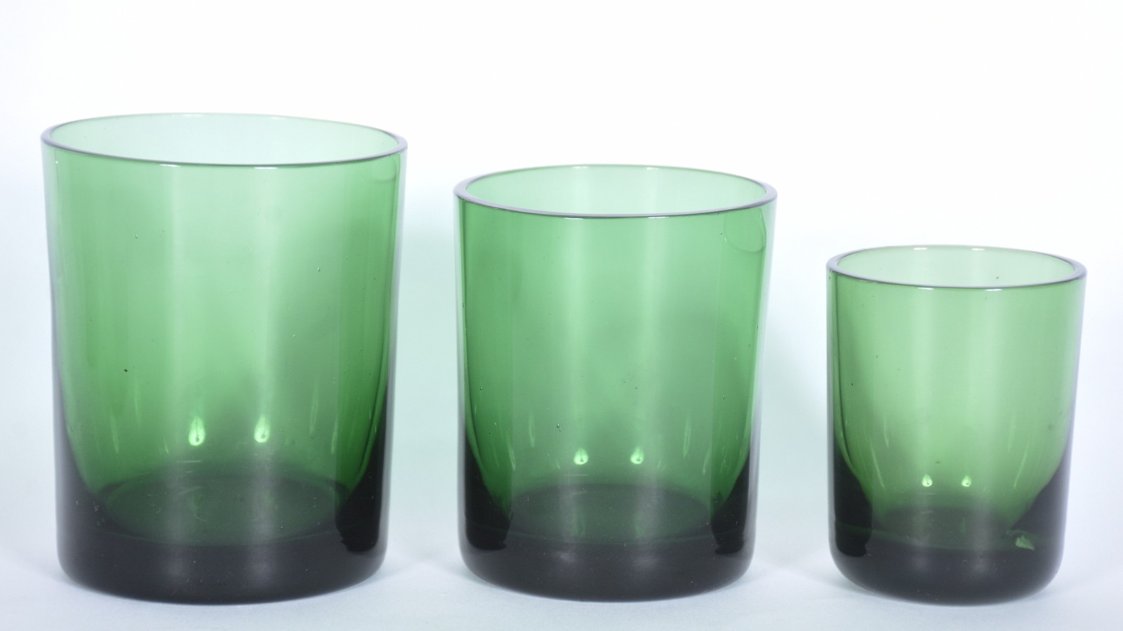 Serviço de copos de vidro verde, sendo: 12 para água, 12 para suco e... - foto 2 de 3