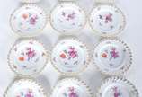 SAXE,  - Conjunto com doze pratos para sobremesa de porcelana alemã de Saxe, decoração floral em policromia e bordas com guirlandas douradas.