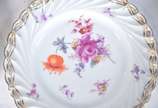 SAXE,  - Conjunto com doze pratos para sobremesa de porcelana alemã de Saxe, decoração floral em policromia e bordas com guirlandas douradas.