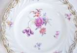SAXE,  - Conjunto com doze pratos para sobremesa de porcelana alemã de Saxe, decoração floral em policromia e bordas com guirlandas douradas.