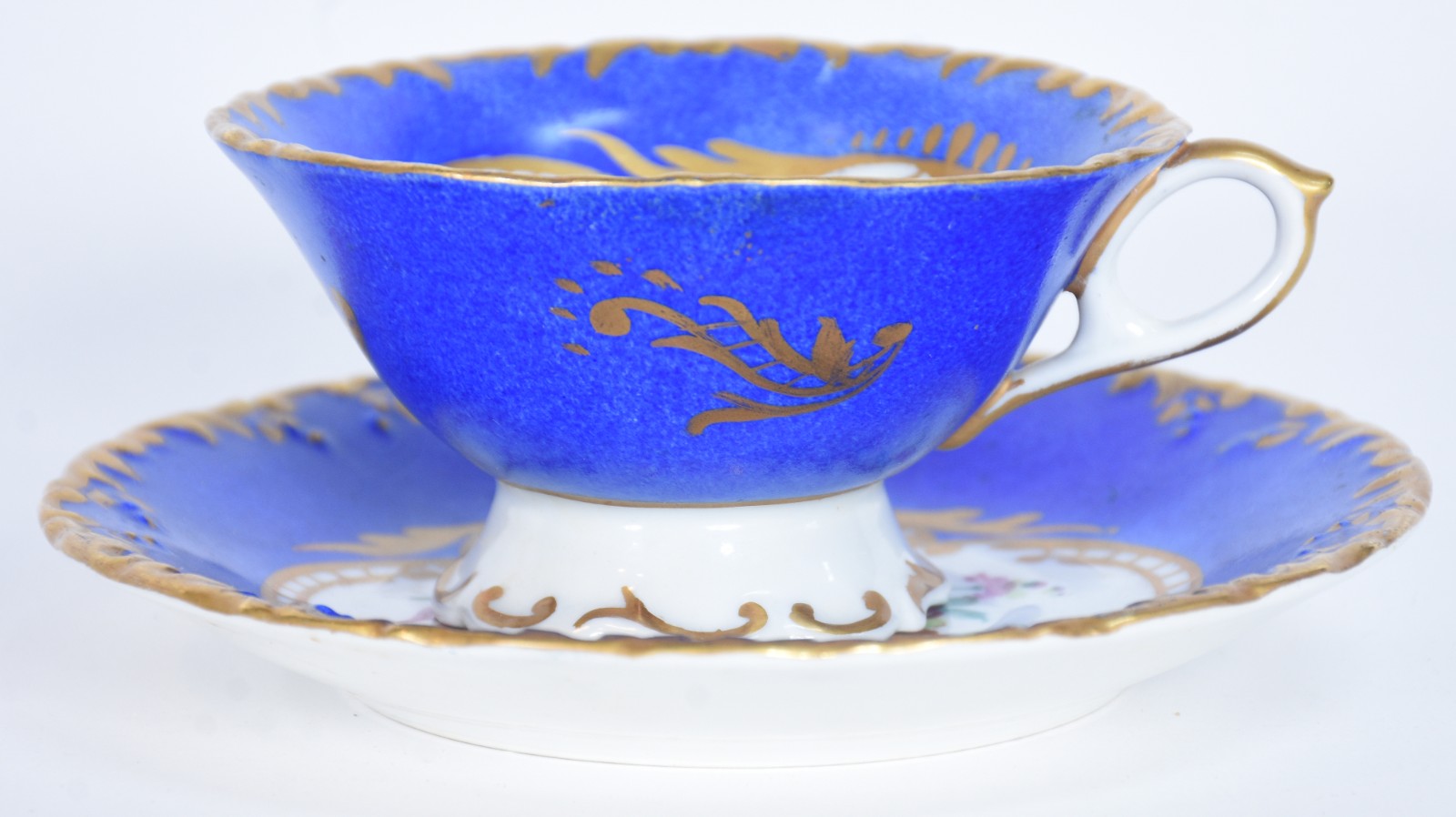 Diversas peças de porcelana, sendo: 2 xícaras de chá com pires com... - foto 4 de 10