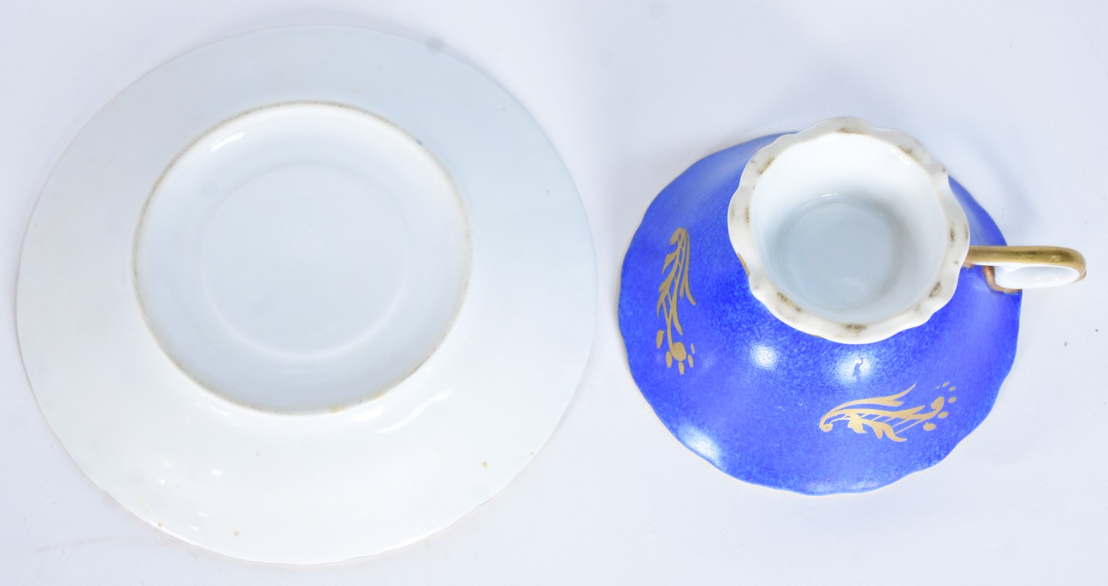 Diversas peças de porcelana, sendo: 2 xícaras de chá com pires com... - foto 5 de 10