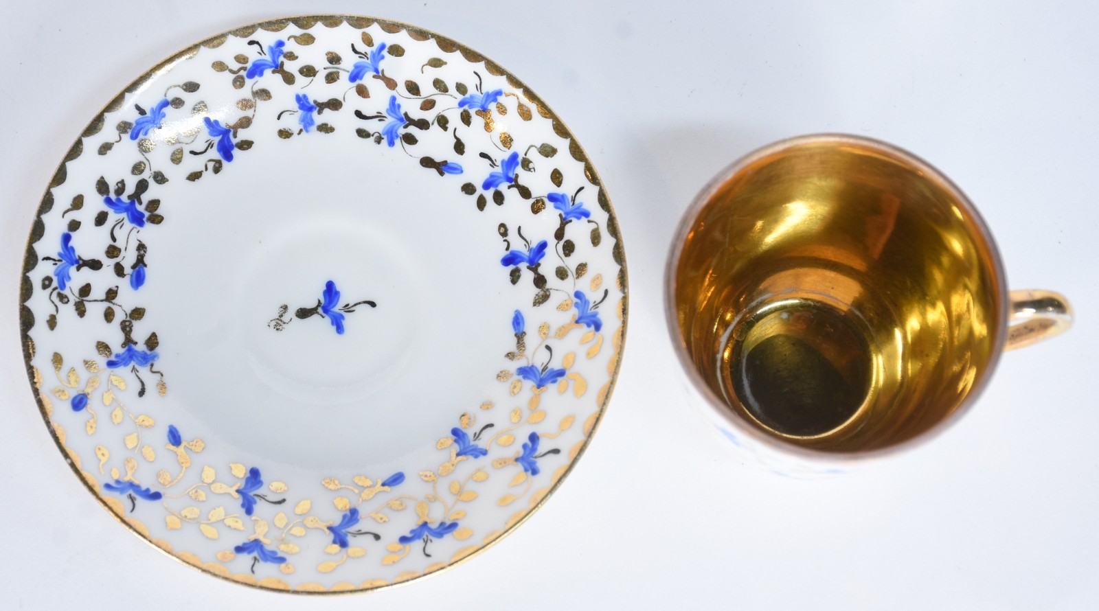 Diversas peças de porcelana, sendo: 2 xícaras de chá com pires com... - foto 6 de 10