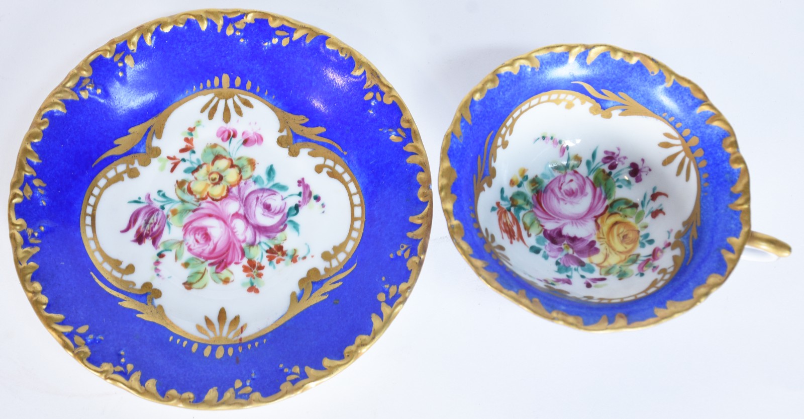 Diversas peças de porcelana, sendo: 2 xícaras de chá com pires com... - foto 7 de 10