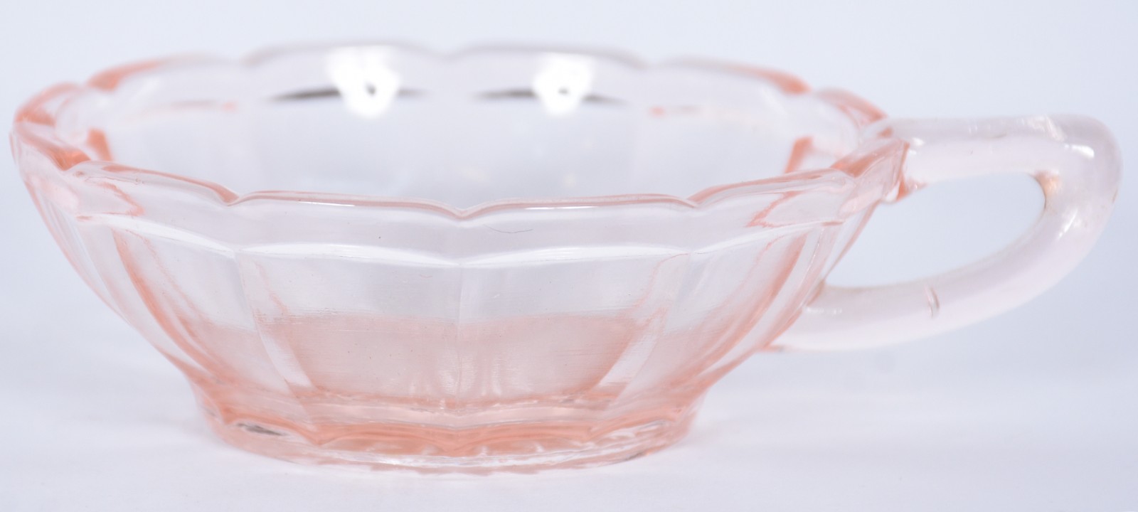 Conjunto de jantar de vidro rosa composto de: 8 pratos lisos... - foto 2 de 9