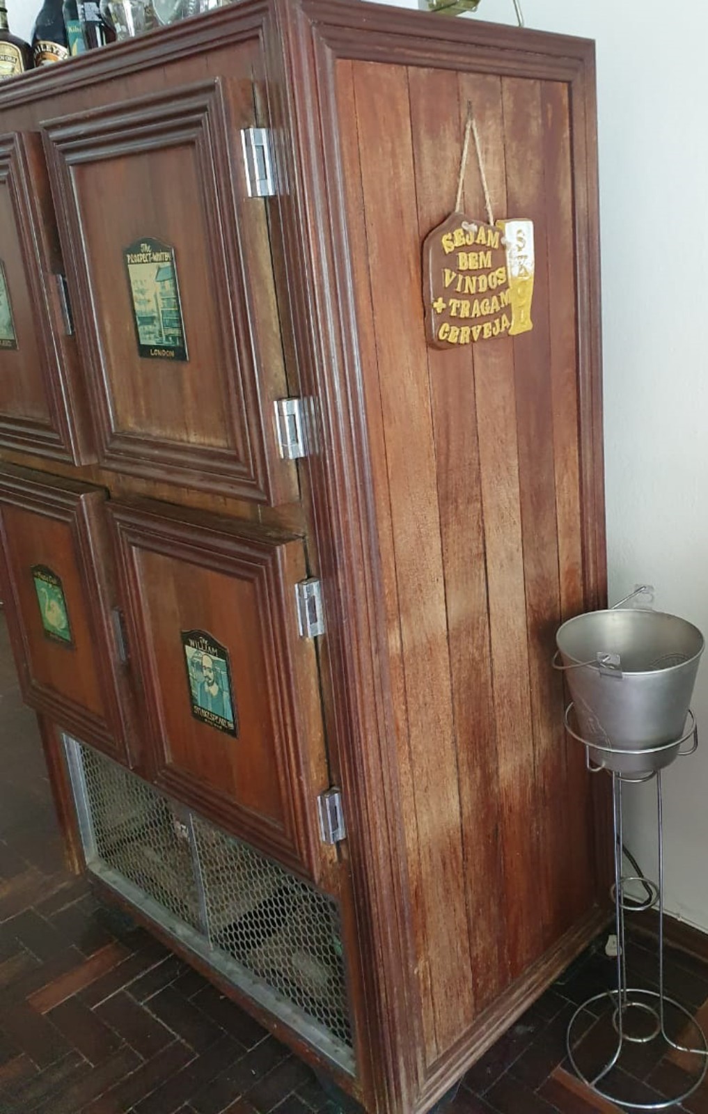 Antiga geladeira com parte externa de madeira, quatro portas... - foto 3 de 3