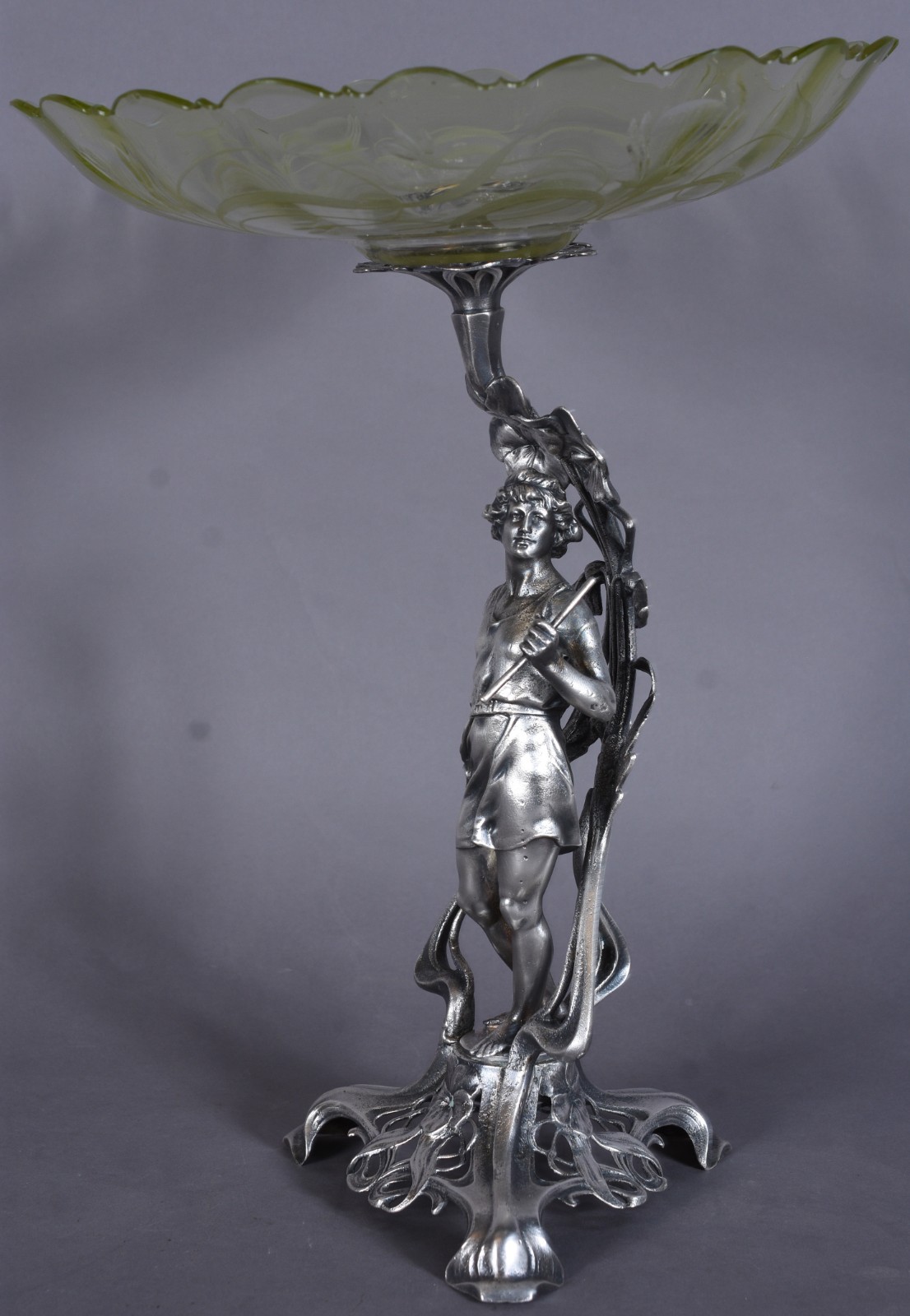 Centro de mesa Art Nouveau, base de metal prateado na forma de figura... - foto 1 de 10