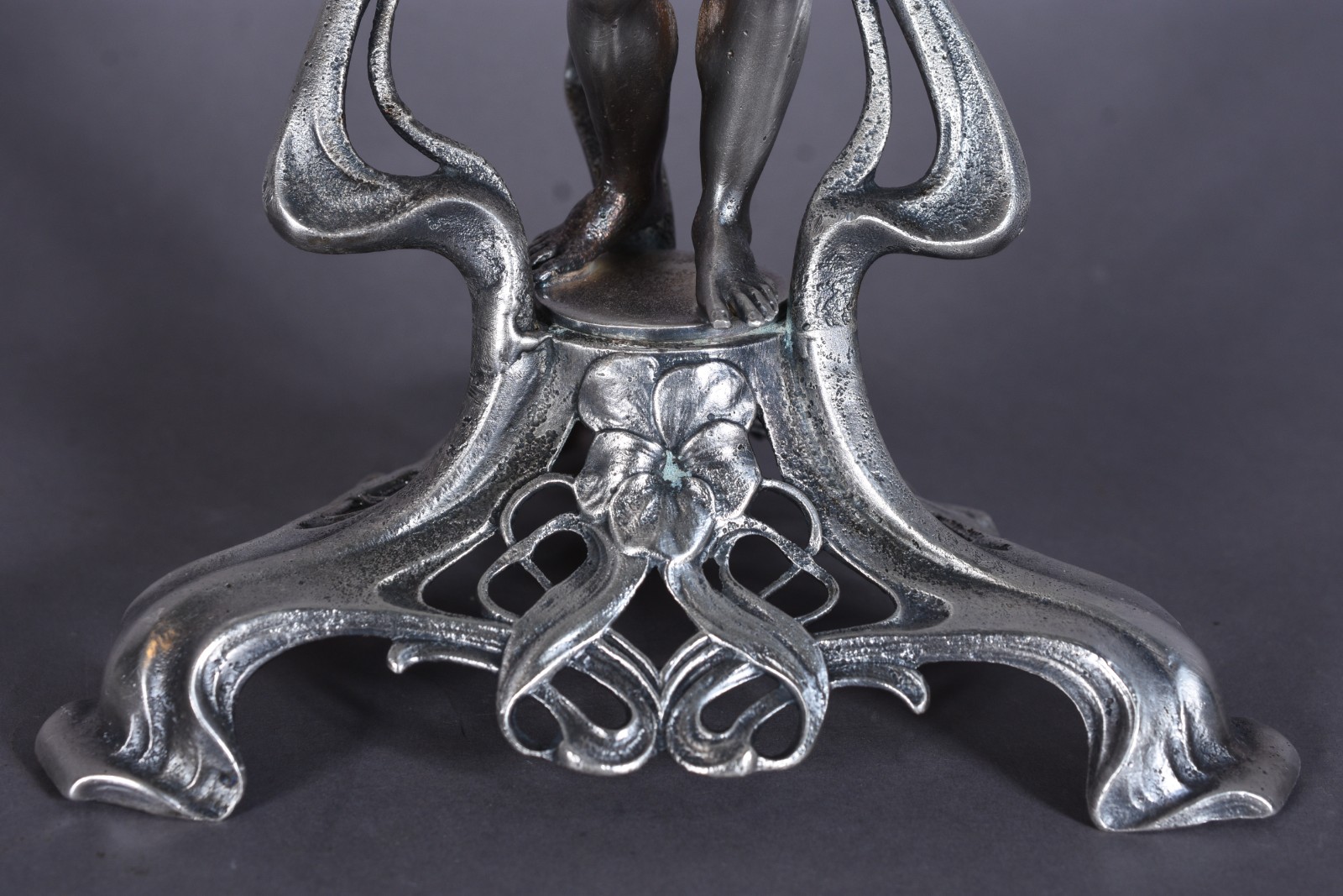 Centro de mesa Art Nouveau, base de metal prateado na forma de figura... - foto 9 de 10