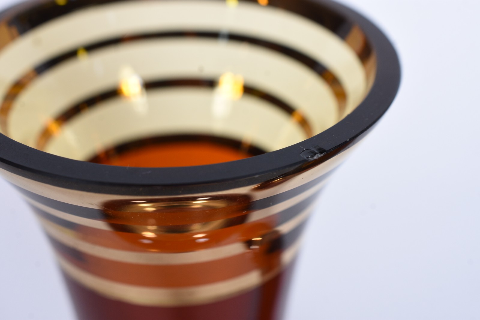 Par de vasos de cristal alemão na cor âmbar com frisos dourados - foto 8 de 8