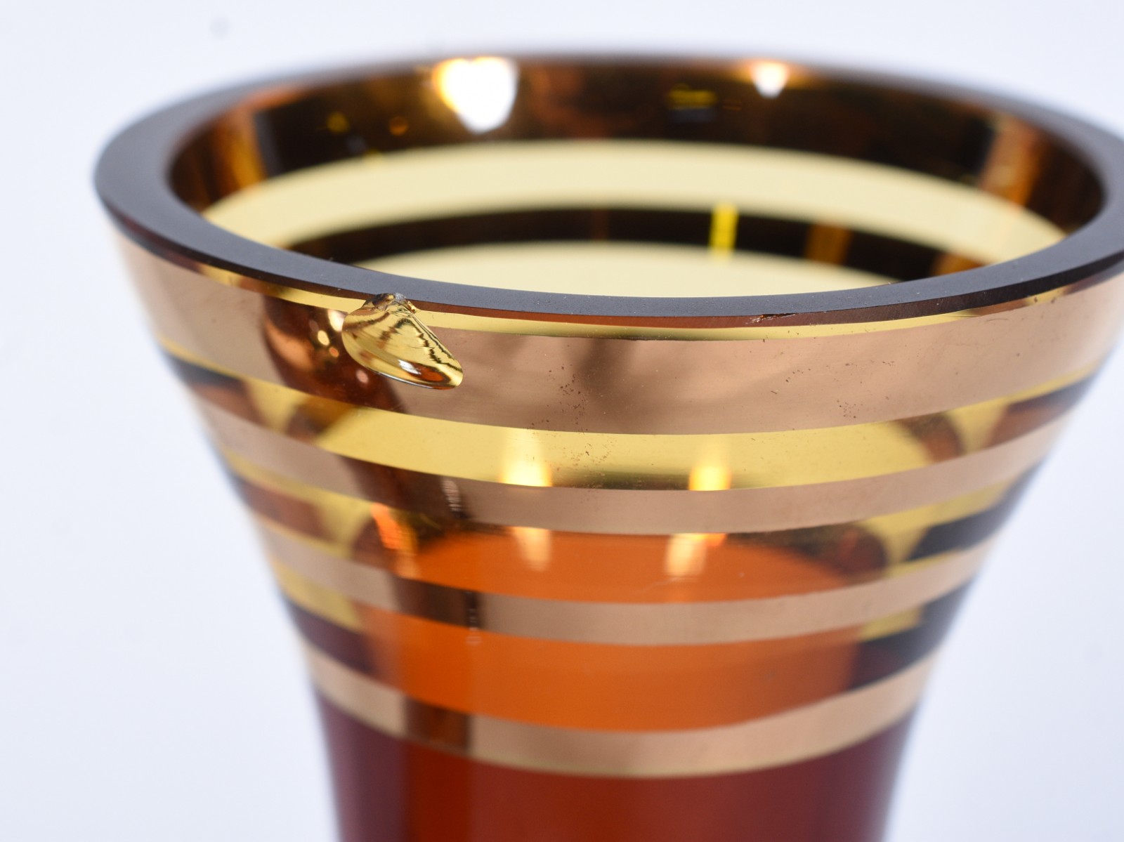 Par de vasos de cristal alemão na cor âmbar com frisos dourados - foto 7 de 8