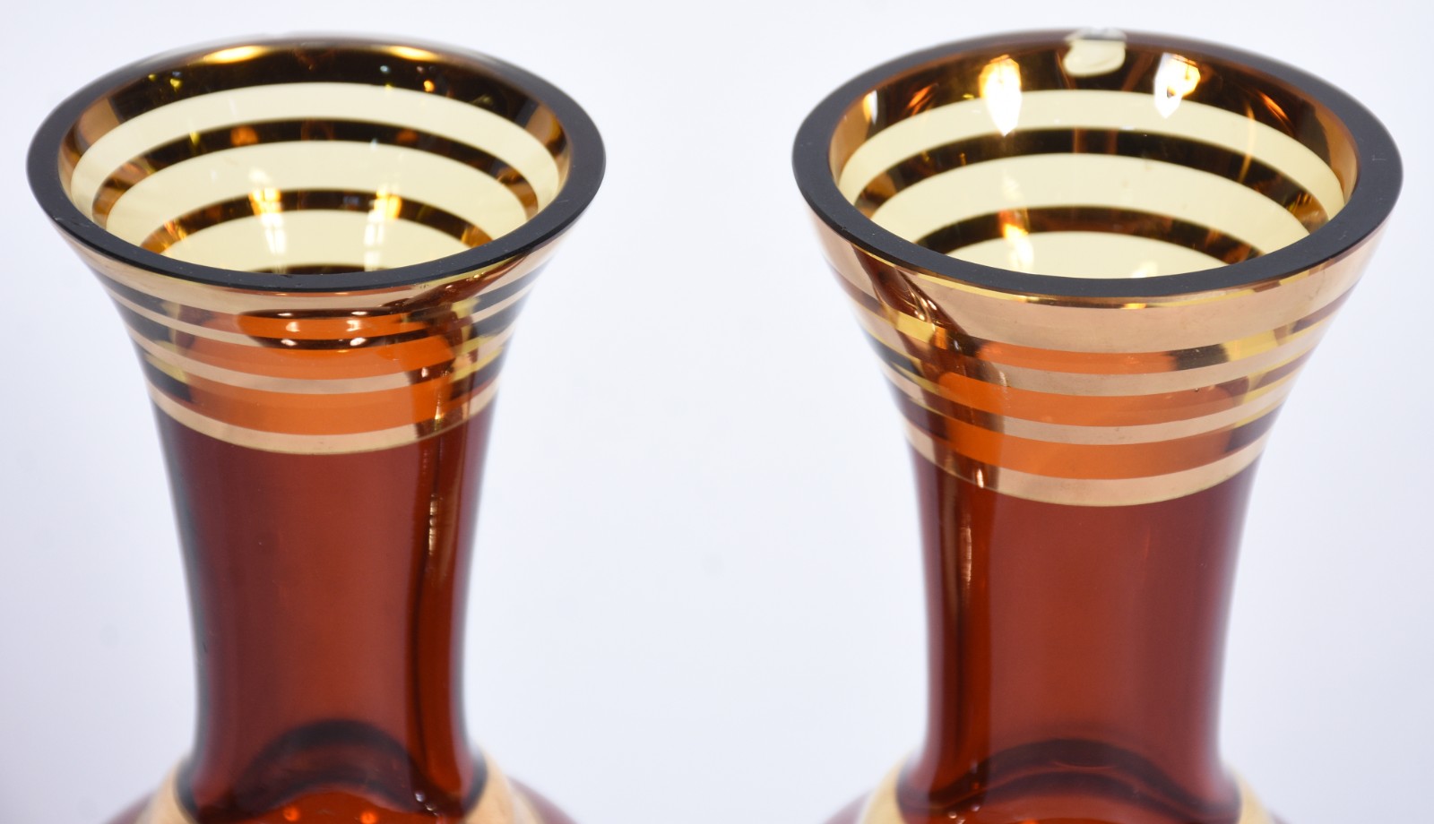 Par de vasos de cristal alemão na cor âmbar com frisos dourados - foto 4 de 8