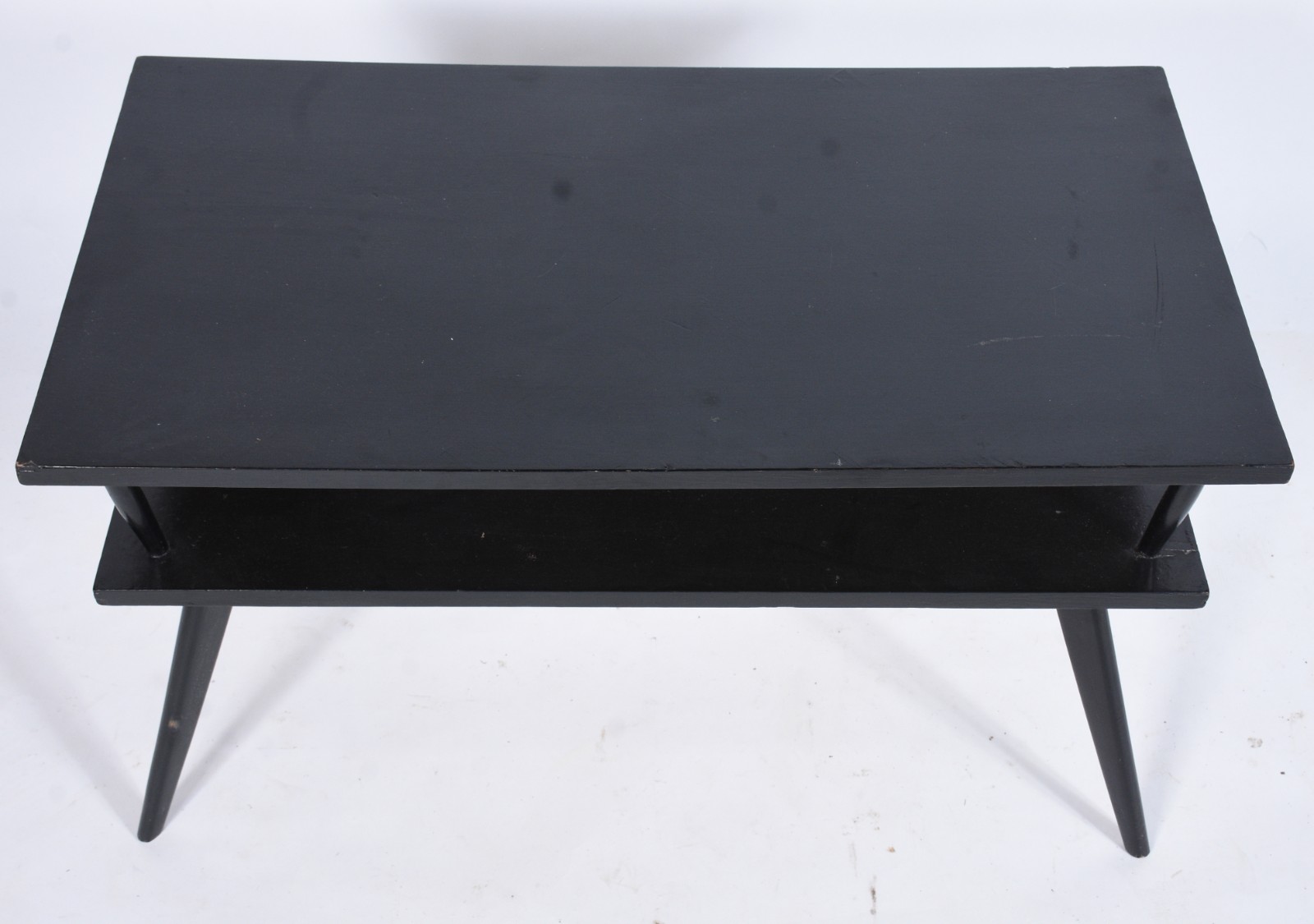 Mesa de madeira nobre pintada de preto, pés palito e platô inferior. - foto 5 de 6