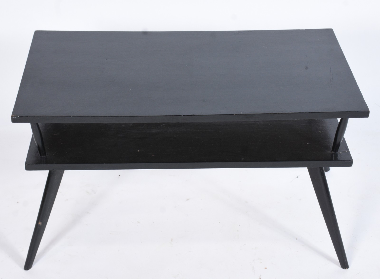 Mesa de madeira nobre pintada de preto, pés palito e platô inferior. - foto 4 de 6