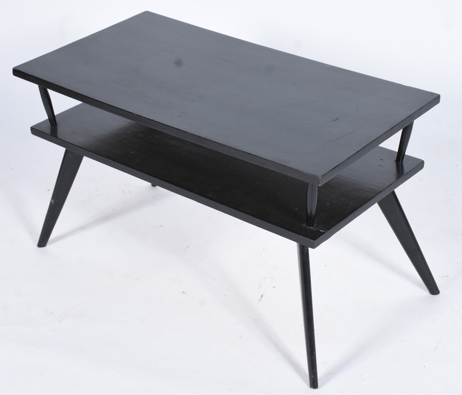 Mesa de madeira nobre pintada de preto, pés palito e platô inferior. - foto 2 de 6