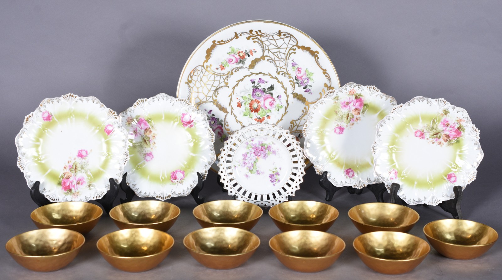 Diversas peças, sendo: 4 pratos para sobremesa de porcelana decoração... - foto 1 de 5