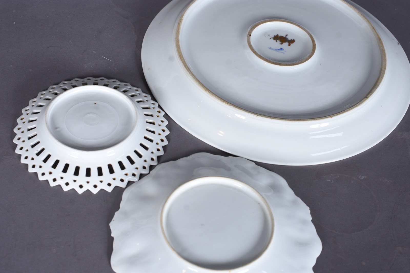 Diversas peças, sendo: 4 pratos para sobremesa de porcelana decoração... - foto 3 de 5