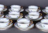 Conjunto com onze xícaras para café com pires d... - Conjunto com onze xícaras para café com pires de porcelana europeia decoradas com guirlanda floral em azul e frisos dourados (3 xícaras com pequ...