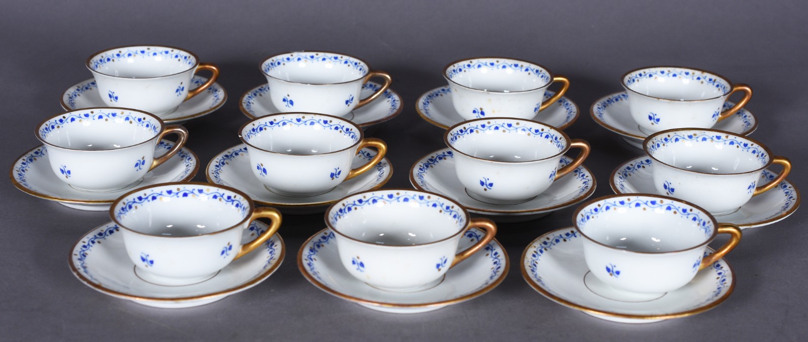 Conjunto com onze xícaras para café com pires de porcelana europeia... - foto 1 de 7